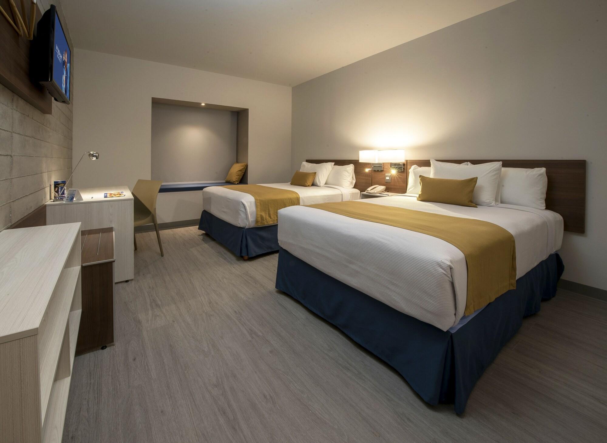 Microtel Inn & Suites By Wyndham Irapuato Buitenkant foto
