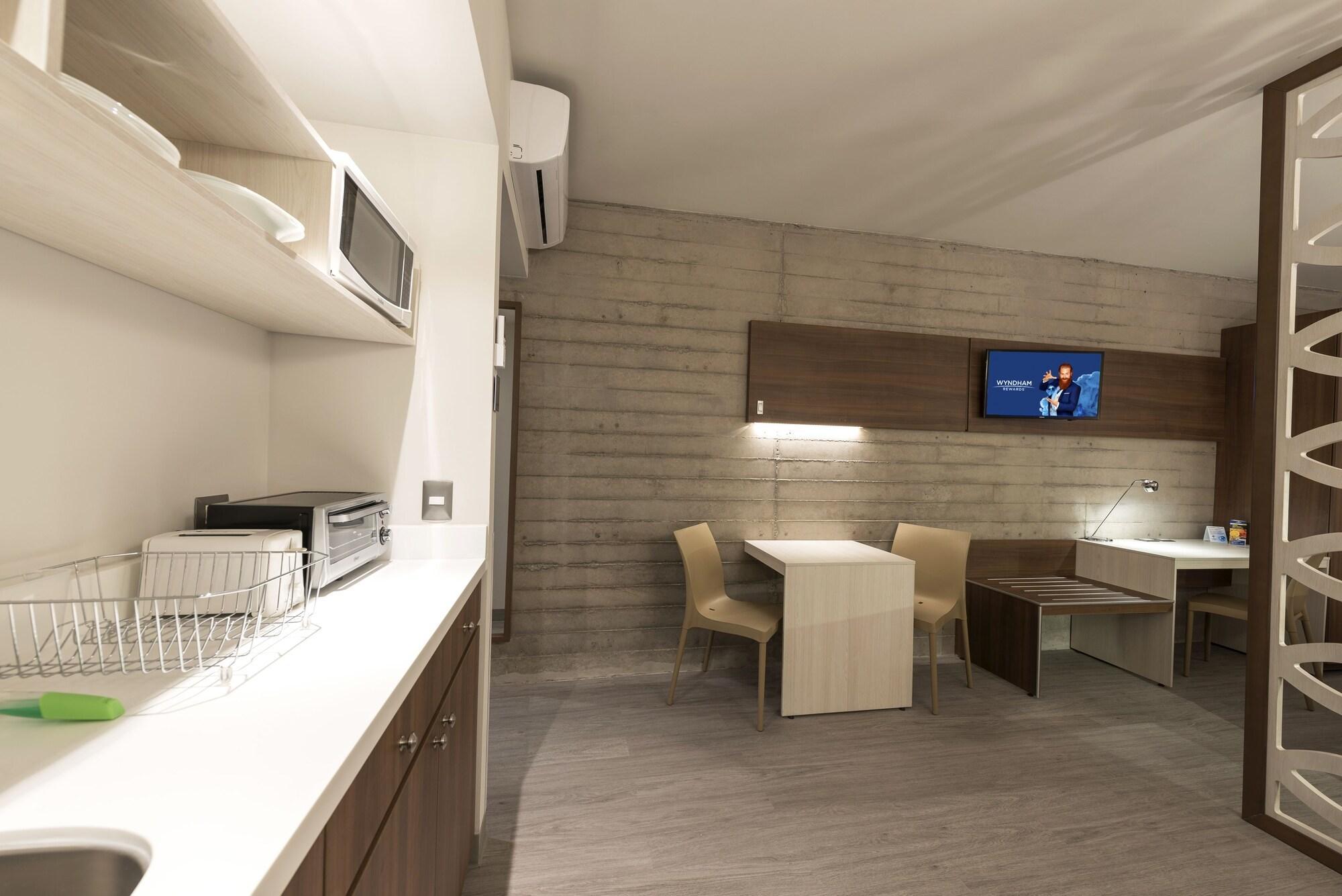 Microtel Inn & Suites By Wyndham Irapuato Buitenkant foto