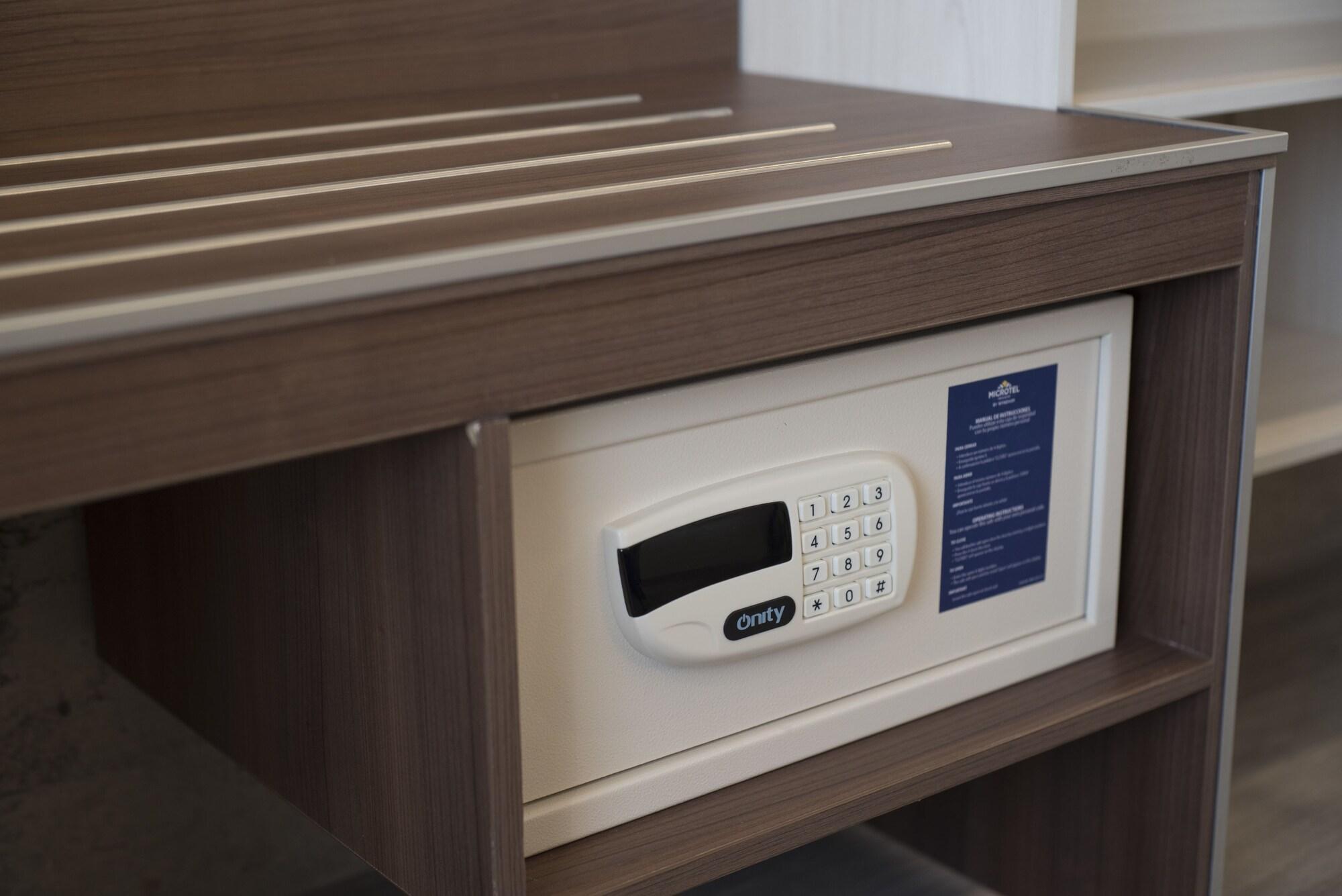 Microtel Inn & Suites By Wyndham Irapuato Buitenkant foto