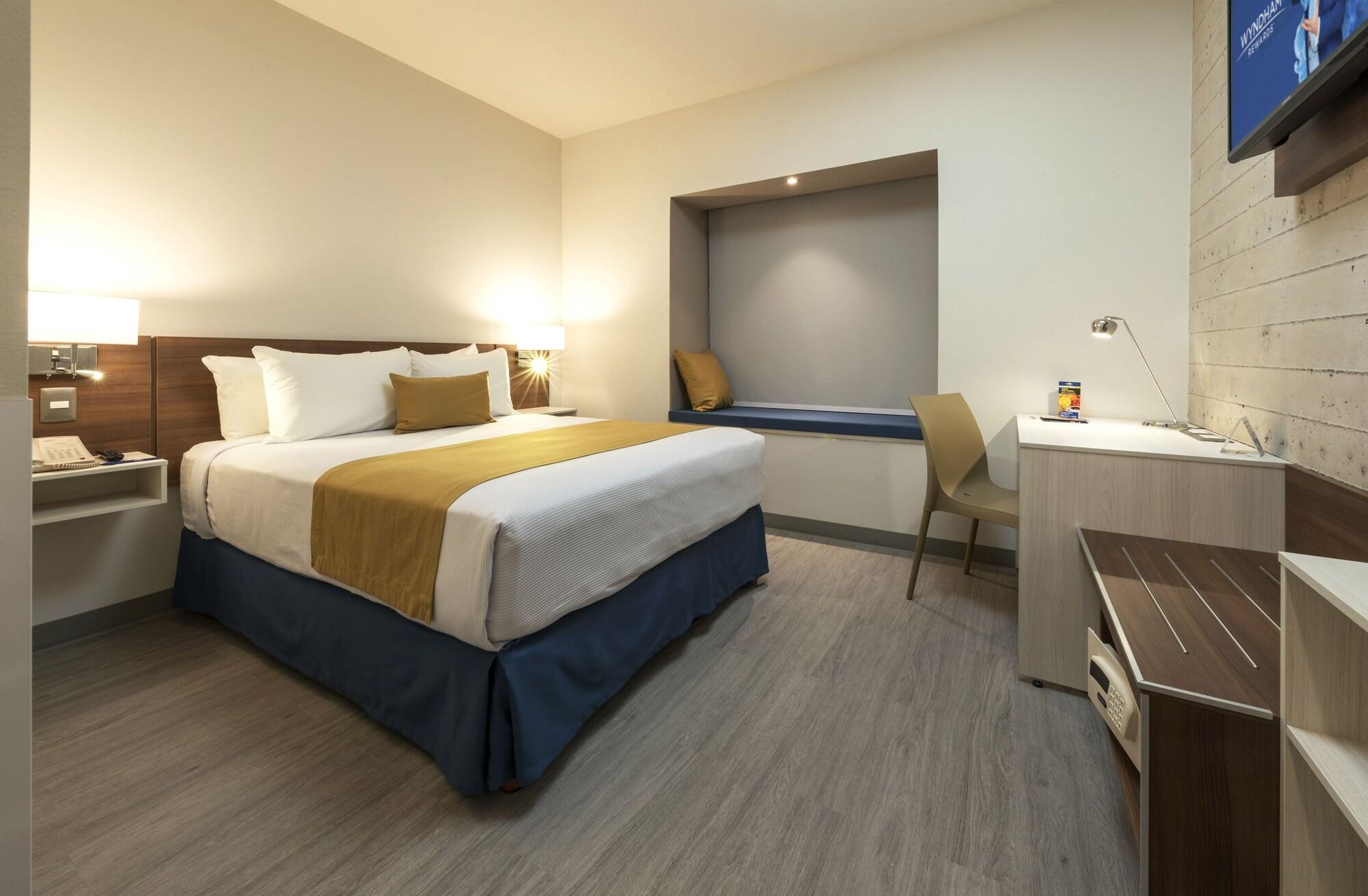 Microtel Inn & Suites By Wyndham Irapuato Buitenkant foto