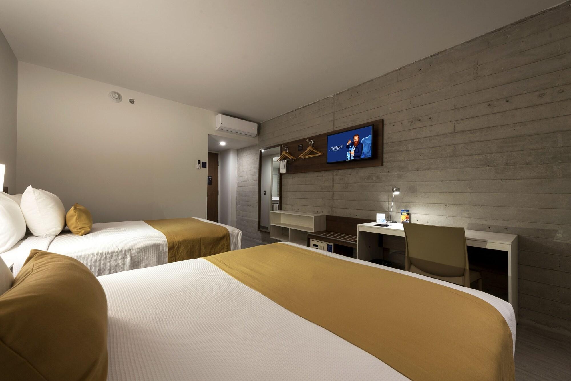 Microtel Inn & Suites By Wyndham Irapuato Buitenkant foto