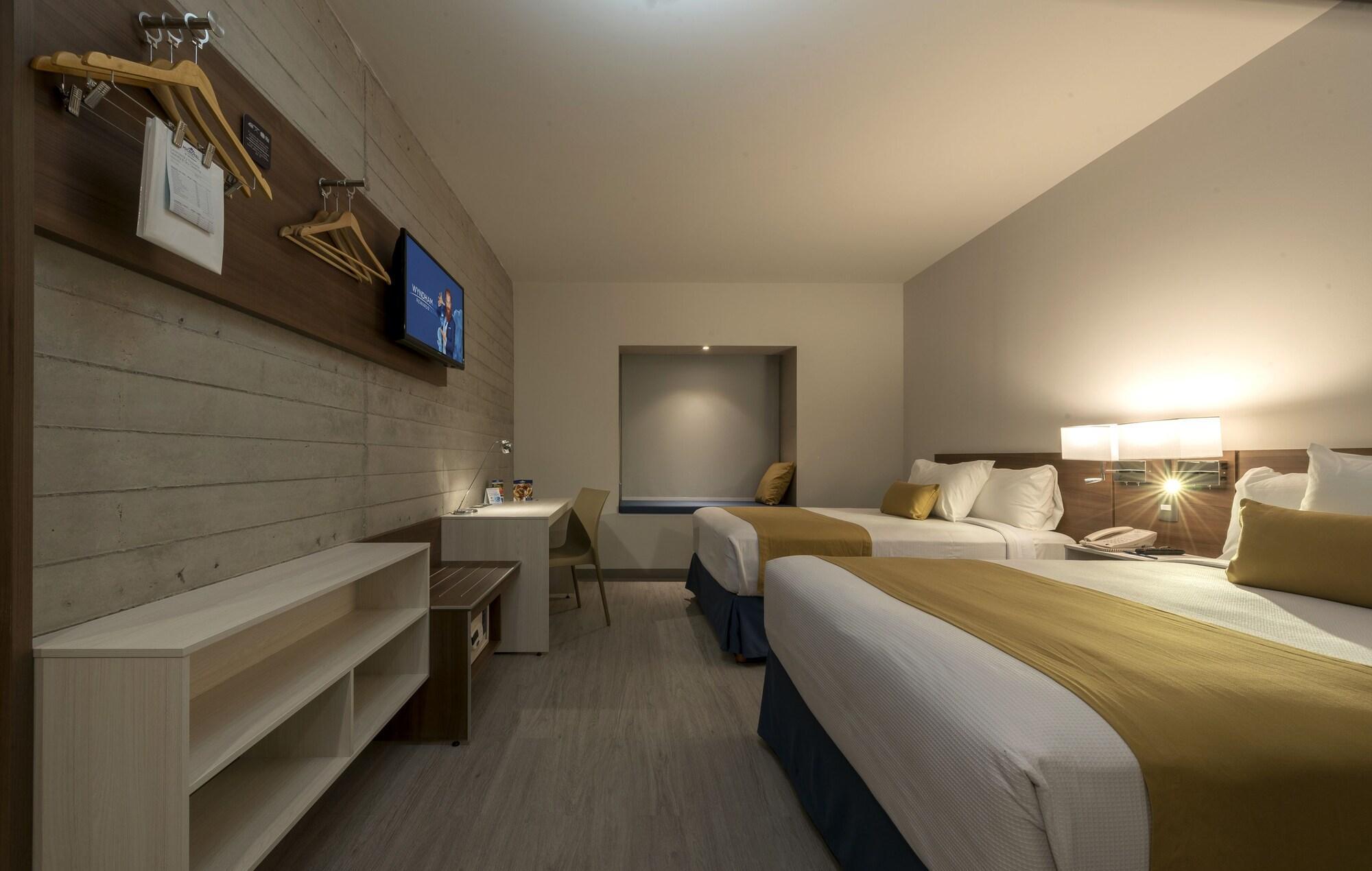 Microtel Inn & Suites By Wyndham Irapuato Buitenkant foto