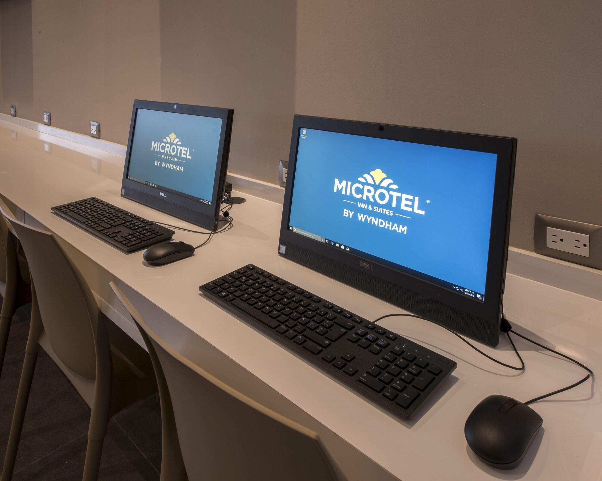 Microtel Inn & Suites By Wyndham Irapuato Buitenkant foto