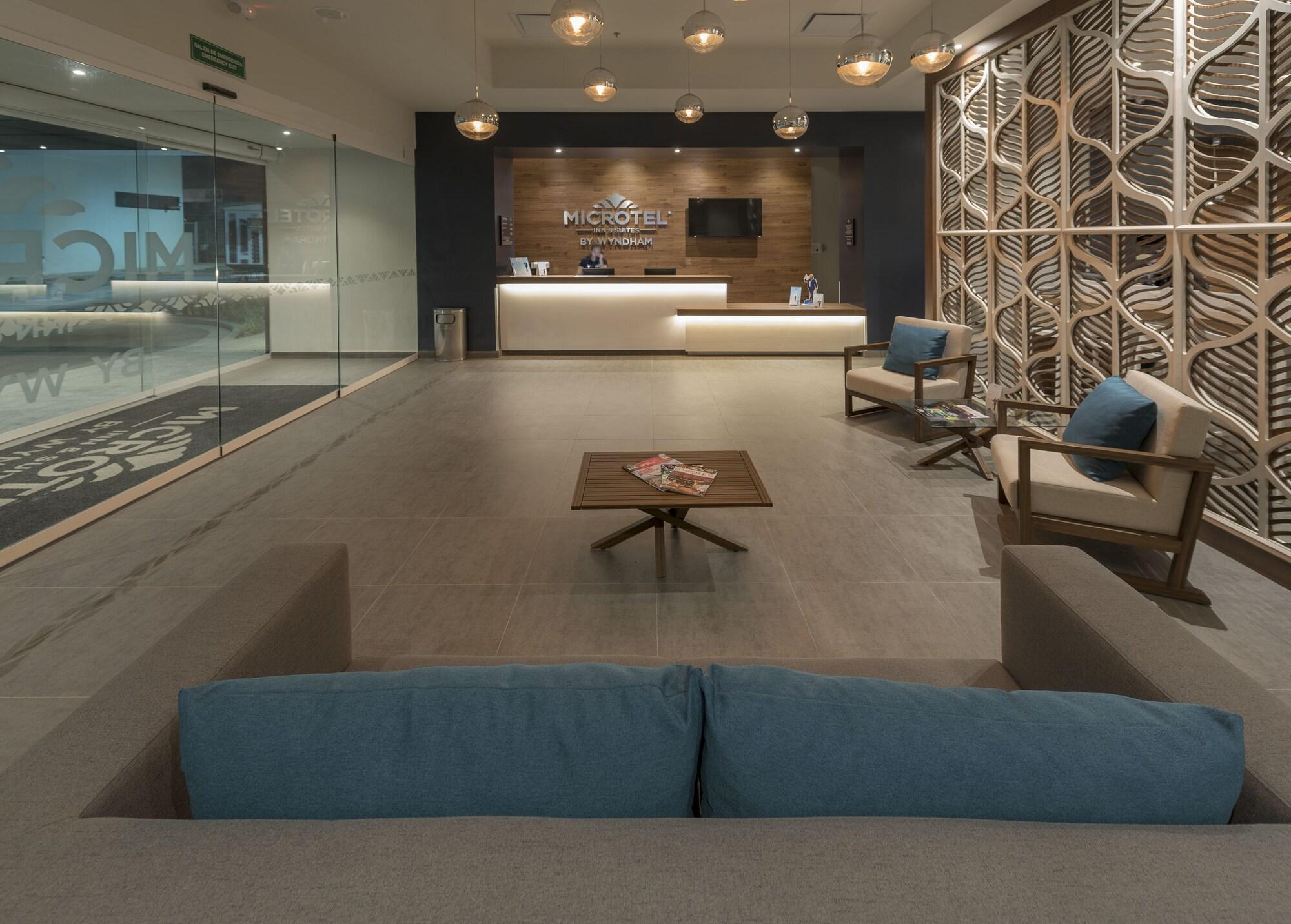 Microtel Inn & Suites By Wyndham Irapuato Buitenkant foto