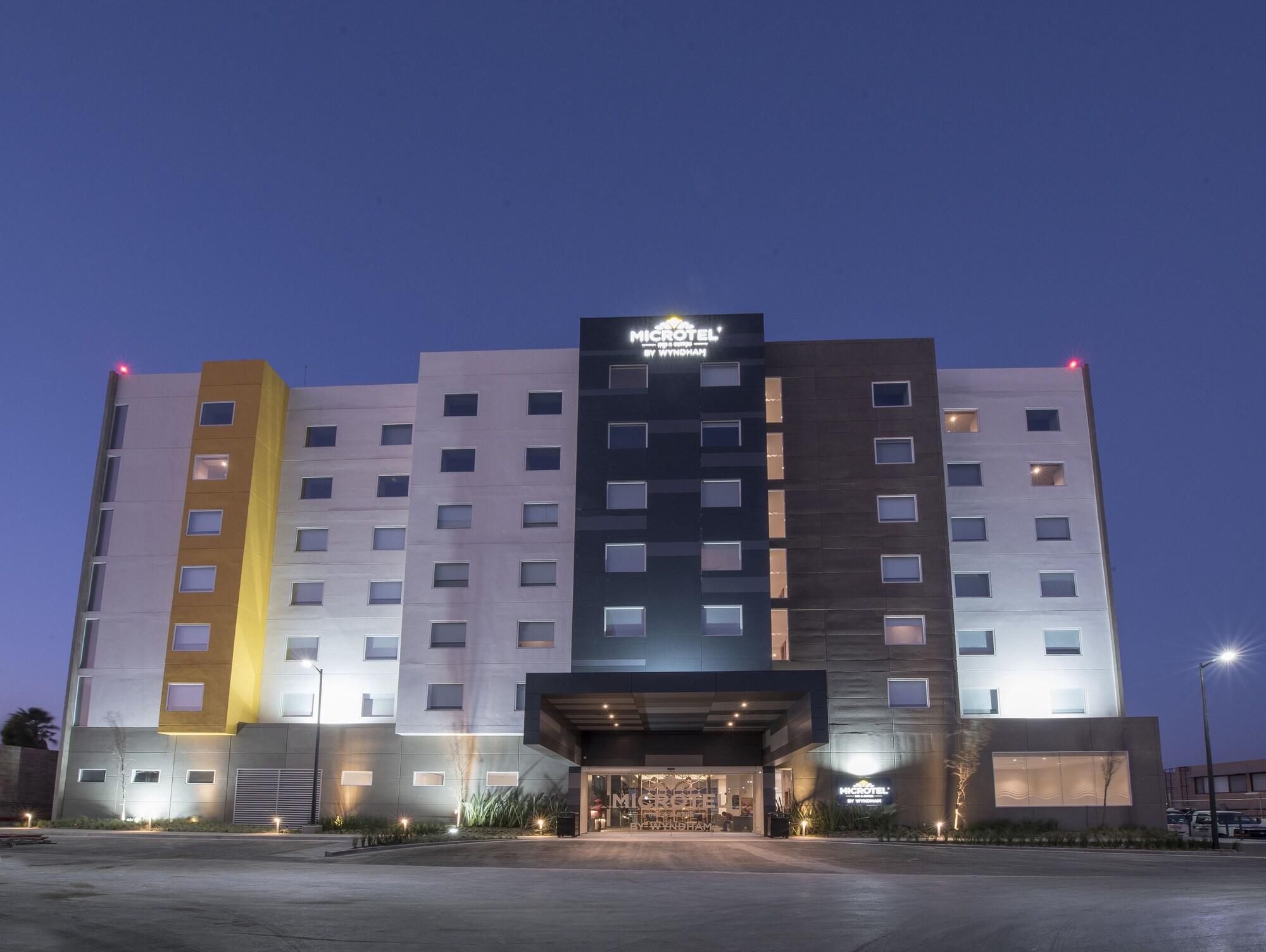 Microtel Inn & Suites By Wyndham Irapuato Buitenkant foto