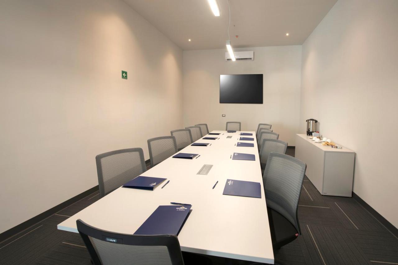 Microtel Inn & Suites By Wyndham Irapuato Buitenkant foto